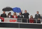 CHP Genel Başkanı Özgür Özel, Manisa'nın Salihli ilçesindeki halk buluşmasına Yağmura rağmen büyük katılım.